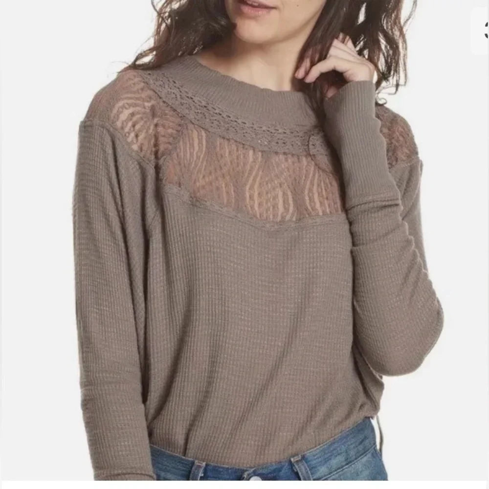 Free people
Size large
Pit to pit 28”
Length 29”